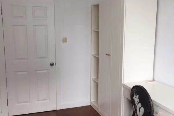 Intentionally roommates walk distance to SJTU hong qiao lu 10/3/4 