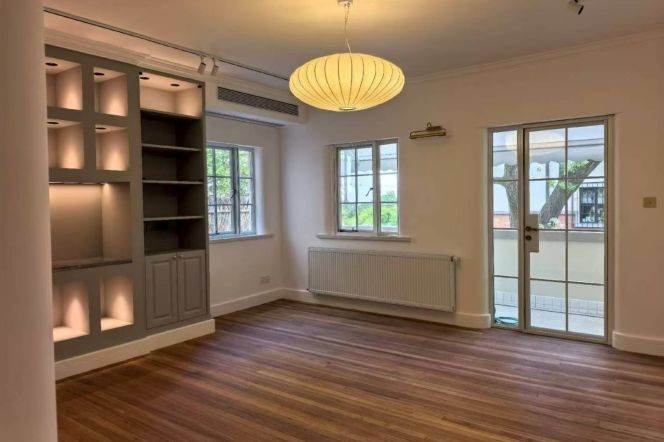 Brilliant one bedroom Apt+wall heating+oven+balcony@Line1 Hengshan Rd