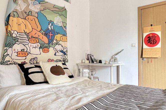 Bright room with balcony near Jingan temple, high floor,close to ECNU, advance booking accepted 