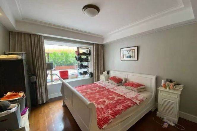 Qualify cumminity 3br with 200 sqm terrace@West Jianguo Road