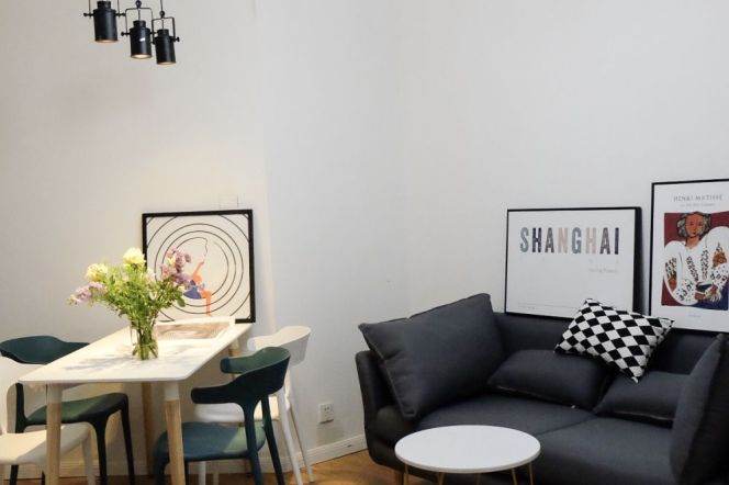 Master bedroom with nice price near Jingan temple,international roommates, close to SJTU 