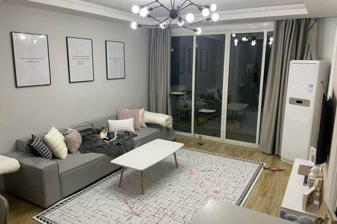 Natural lighting,2Br, split-level layout,Nr Line 10