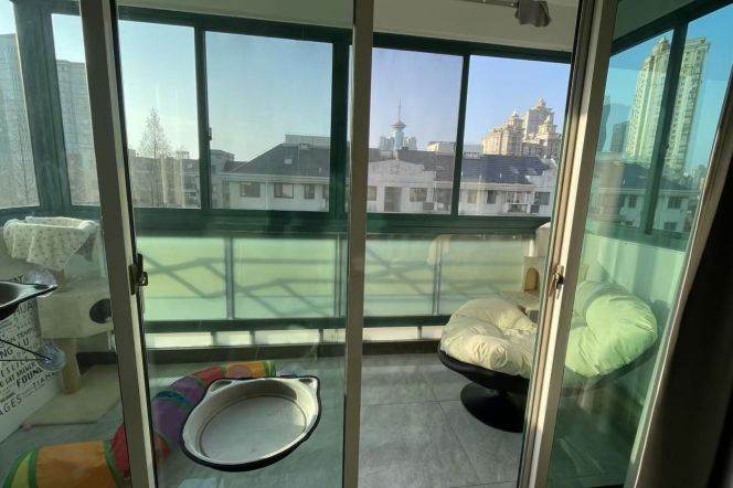 Natural lighting,2Br, split-level layout,Nr Line 10