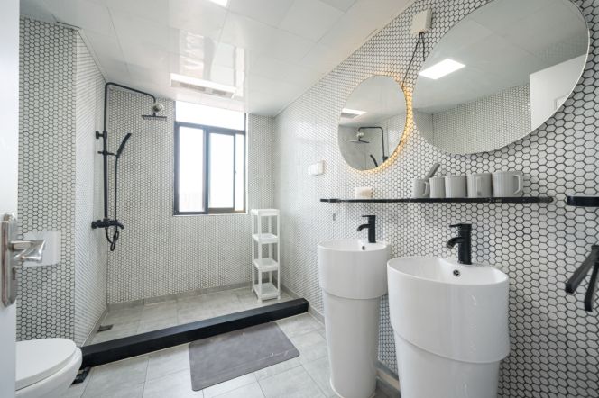 Daily/Weekly Rent Available | 6 Bed 2 Bath in Jing'An