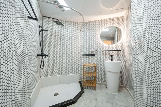 Daily/Weekly Rent Available | 6 Bed 2 Bath in Jing'An