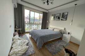 Natural lighting,2Br, split-level layout,Nr Line 10