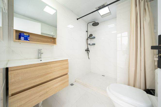 Daily/Weekly Rent Available | 5 Bed 2 Bath in Jing'An