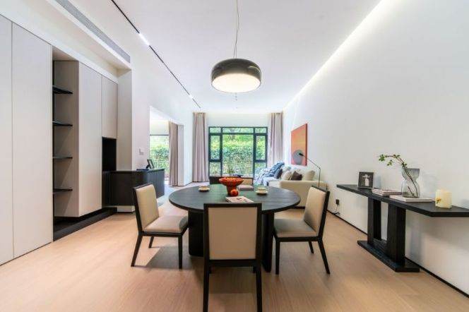  High-End Family Apartment with Clubhouse & Private Garden at Lujiazui Core 