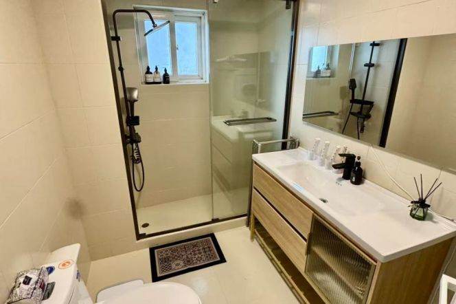 Daily/Weekly Rent Available | 4 Bed 2 Bath in Jing'An