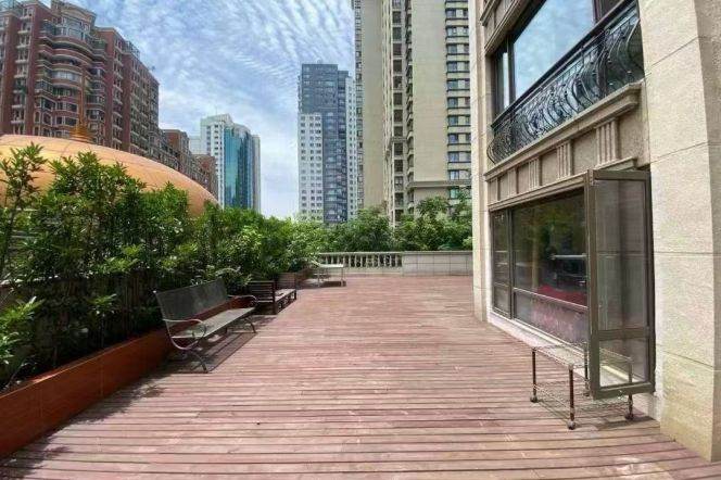 Qualify cumminity 3br with 200 sqm terrace@West Jianguo Road