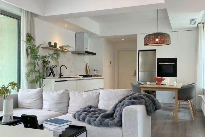 Modern&Spacious&Bright 3Bdrs 2Baths Apt+Large Open Balcony+Taikoo Hui+Top Compound