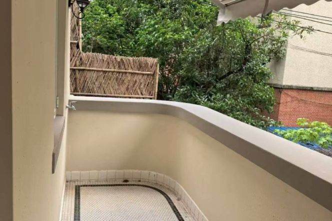 Brilliant one bedroom Apt+wall heating+oven+balcony@Line1 Hengshan Rd