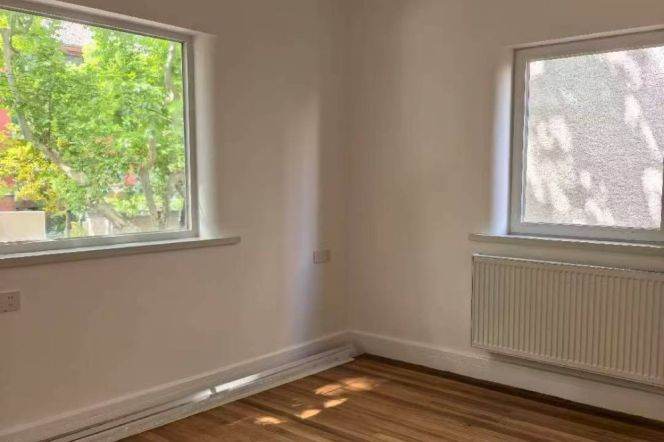 Brilliant one bedroom Apt+wall heating+oven+balcony@Line1 Hengshan Rd
