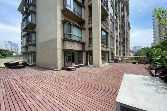 Qualify cumminity 3br with 200 sqm terrace@West Jianguo Road