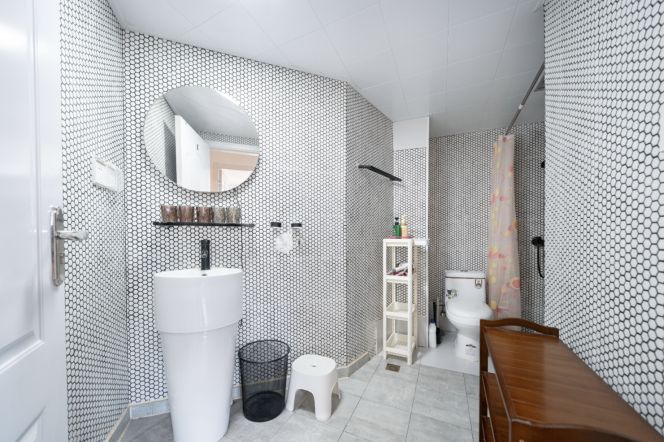Daily/Weekly Rent Available | 6 Bed 2 Bath in Jing'An