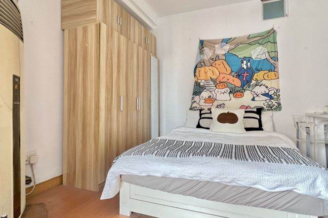 Bright room with balcony near Jingan temple, high floor,close to ECNU, advance booking accepted 