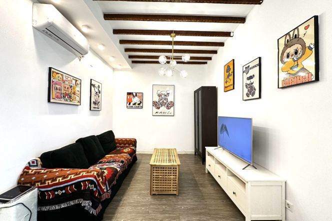 2-Bedroom with yard, 2-min walk to Lines 1/10/12, South Shaanxi Road