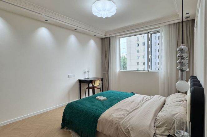 Big 2Br + Elevator + Heating  /Next to L10/11 Jiaotong University /South / First rent