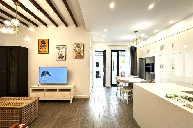 2-Bedroom with yard, 2-min walk to Lines 1/10/12, South Shaanxi Road