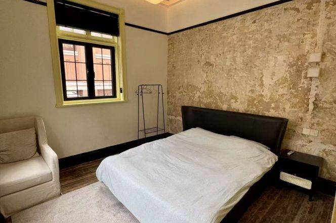 Spacious 2br high ceiling comfy with oven @ line 2, 12, 13 West Nanjing Rd.