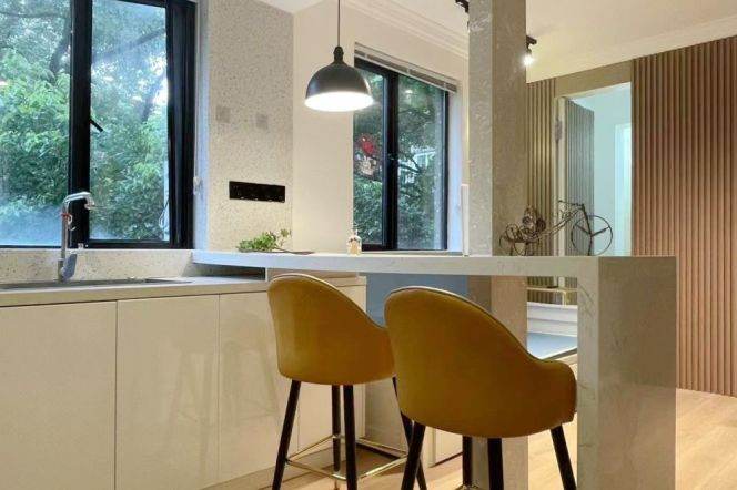 Modern&Spacious&Bright Elevator 1+1Bdr 1Baths Apt+Cloakroom +Zhong Shan Park+Greeny View