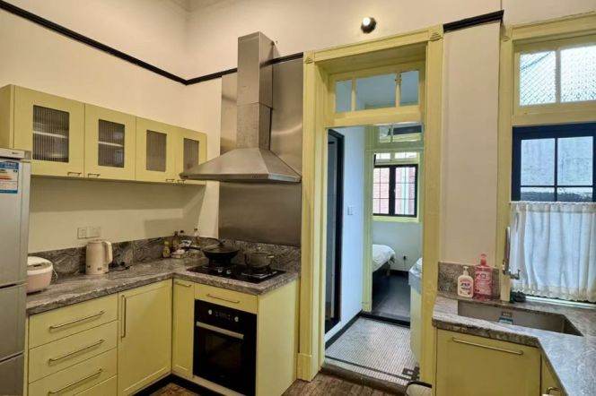 Spacious 2br high ceiling comfy with oven @ line 2, 12, 13 West Nanjing Rd.