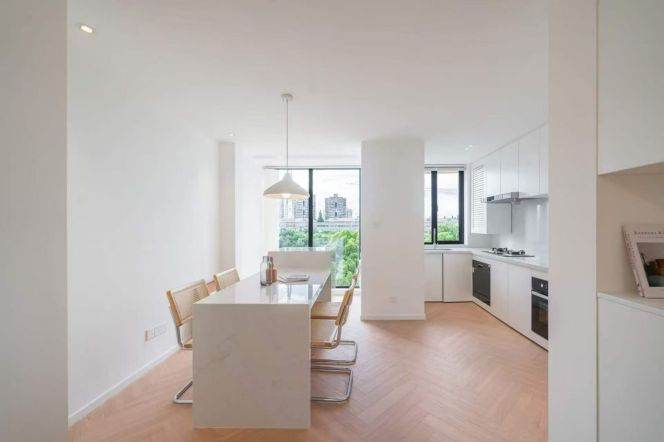 modern 3brs floor heating modern furniture near line 9 and Dulwich 20.5K