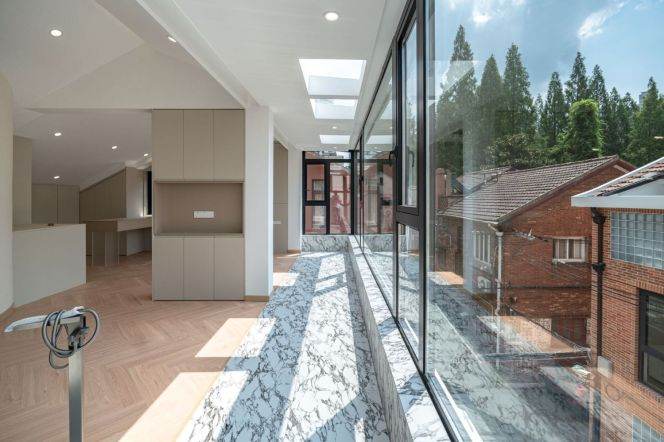 Jiaotong university whole house floor heating 4brs apt wt terrace;L3/4