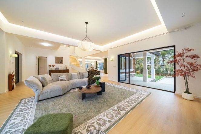 brand new big 6brs floor  house with pool in the garden near German school 