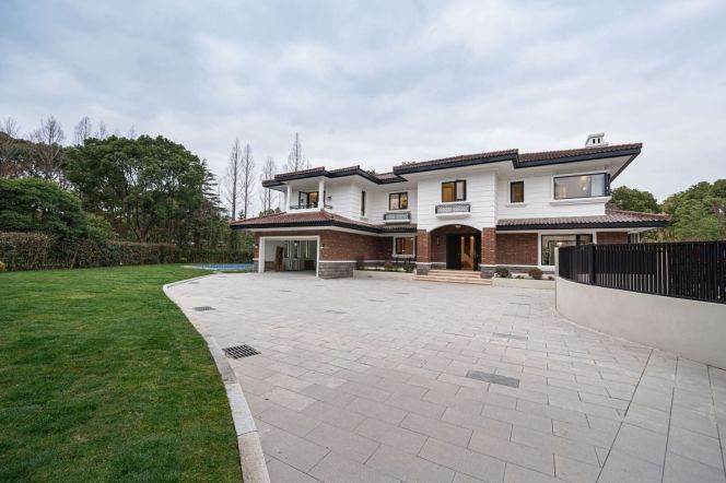 brand new big 6brs floor  house with pool in the garden near German school 