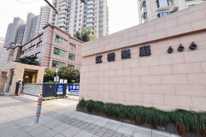 Elegant South-Facing 2-Bed | Walk-In Closet & Enclosed Kitchen | Near Hongqiao Hub