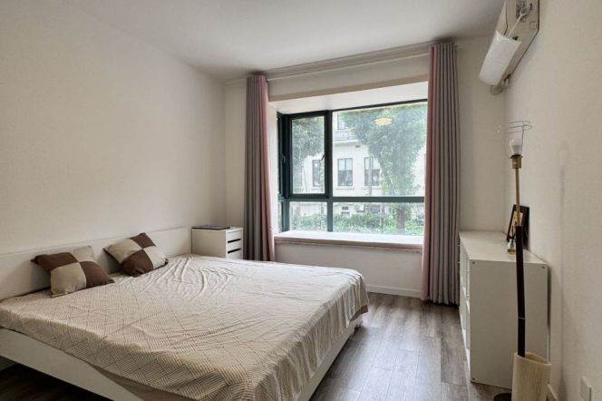 Well-decorated |2br -2bathr | Changping rd L7 & Jing'an Temple metro L2&7 | Huge balcony
