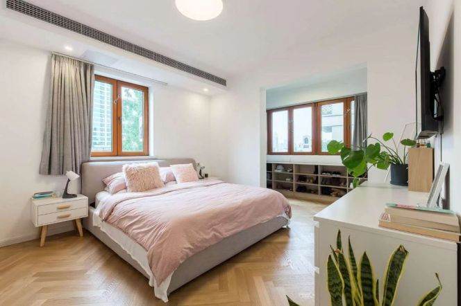 Scenic View 3-Bedroom Apartment in Prime Jing'an Location