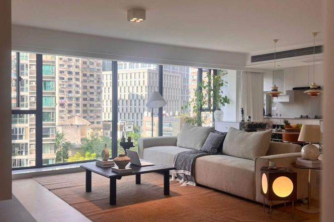 Sun-drenched 3BR 2BA Residence w/Big Livr nr Shanghai Raiway Station