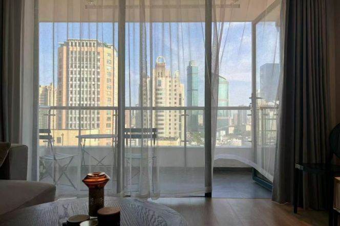 Spacious 2+1BR Apartment in Jing'an Near Changping Road Metro