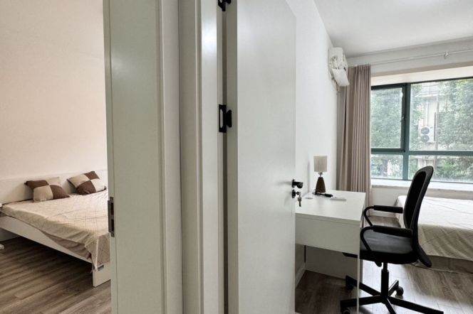 Well-decorated |2br -2bathr | Changping rd L7 & Jing'an Temple metro L2&7 | Huge balcony