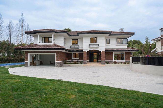 brand new big 6brs floor  house with pool in the garden near German school 