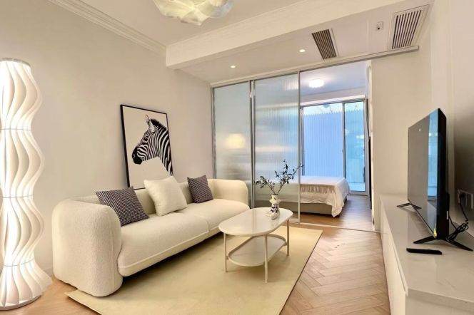 Nice yard+modern 1br 1lr/central AC/oven/Nice deco&location,Jiangsu rd@L11/2