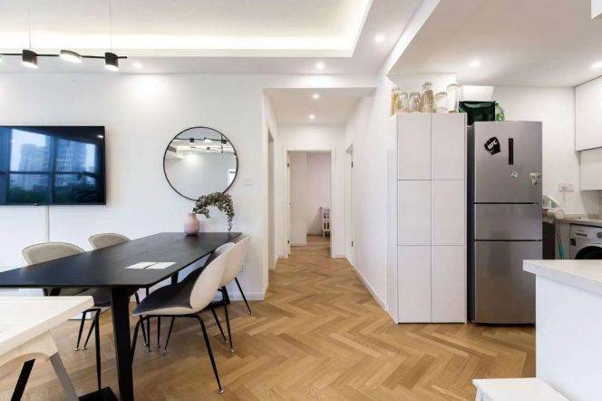 Scenic View 3-Bedroom Apartment in Prime Jing'an Location