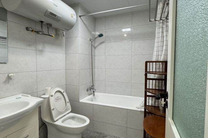 Well-decorated |2br -2bathr | Changping rd L7 & Jing'an Temple metro L2&7 | Huge balcony