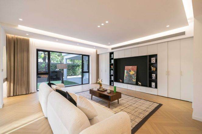 Newly Renovated 6-Bedroom Villa with High Ceiling & Private Courtyard in Hongqiao Core