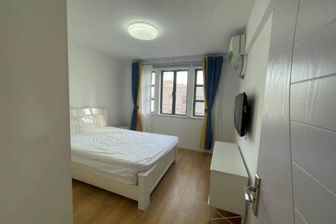 Xuhui 2 br 100 sqm cozy Apt &balcony only 11.5K