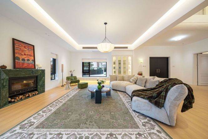 Rare Detached Villa with 4000㎡ Private Yard, First-time Rental in Hongqiao Core Area