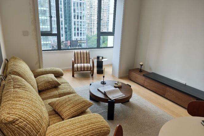 changshou rd elevator 1BR/big living room@L7/13