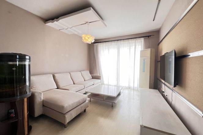 Elegant South-Facing 2-Bed | Walk-In Closet & Enclosed Kitchen | Near Hongqiao Hub