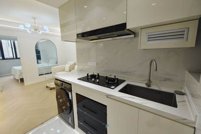 Brand new/cozy 1br 1lr/bright room/brand furniture,3 Mins walk to jiangsu rd@L11/2
