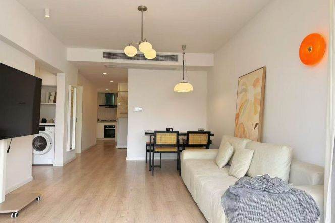 Jing’an temple charming & spacious 2br good compound with 15k