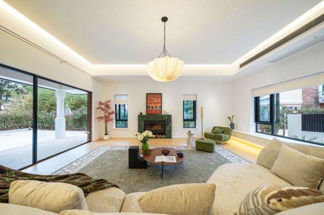 Rare Detached Villa with 4000㎡ Private Yard, First-time Rental in Hongqiao Core Area