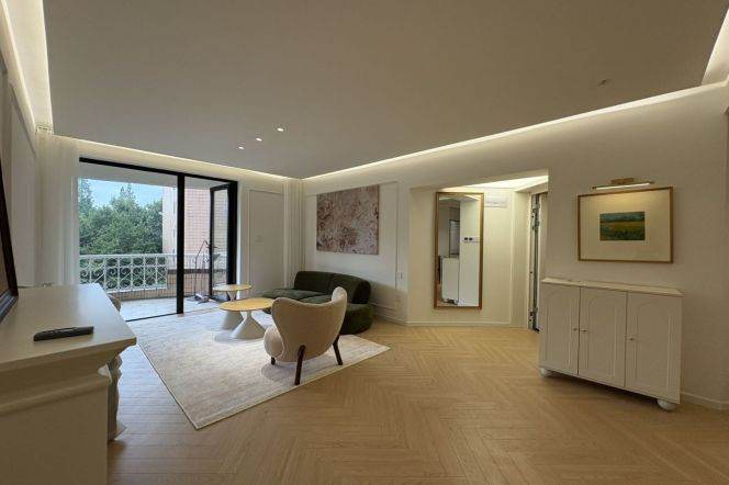 brand new big 2brs floor heating brand new furniture open balcony near Wu kang road line 1,7