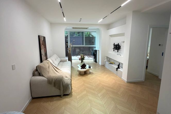 Nice yard+spacious 1br 2lr+Study/big living room/95 sqm,Songhong rd@L2